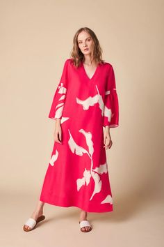 Kaftan Leticia N-E-Z  Os Kaftans fazem parte das coleçōes da N-E-Z. São versáteis, femininos e super elegantes. Aqui foi feito em tecido nobre de viscose com rayon. Estampa exclusiva da nova coleção com sistema Ecoprint.