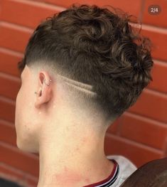 Taper Fade Alto, Female Fade Haircut, Female Undercut Long Hair, Mens Haircuts Thick Hair, Fade Haircut Women, Hair Types Men, Mid Fade Haircut, Taper Fade Curly Hair, Fade Haircut Styles