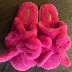 New Fuchsia Pink Bow Slippers Size 10 Never Worn Pink Flat Synthetic Slippers, Trendy Pink Slippers With Cushioned Footbed, Pink Synthetic Winter Slippers, Bow Slippers, Juicy Couture Shoes, Couture Shoes, Pink Vibes, Girly Shoes, Diy Shoes