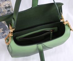 The hot top saddle bag is hand-smudged Brand-new shoulder straps and metal accessories rich in ethnic style, which can be worn cross-body to show free movement and unique personality

Size 25.5×20×6.5CM Bags Style, Embroidered Handbag, Hot Top, Lv Purse, Lv Shoes, Lv Handbags, Bag Shop, Metal Accessories, Lv Belt