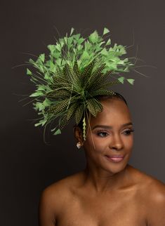 Explore exquisite designer Kentucky Derby hats and fascinator hats at The Hat Girls. Find a stunning collection of ladies' hats for your special occasions. Ideas Casamiento, Diy Fascinator, Afro Hair Art, Headwrap Hairstyles, Derby Attire, Unusual Hats, Stylish Womens Hats, Fascinator Hats Diy, Derby Outfits