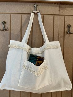 Ham Amerikan bezi çantalarımız sim detayları ve genişliği plaj çantası ve günlük kullanımda şıklık sağlar.. Handmade White Beach Bag, White Reusable Beach Bag, White Beach Shoulder Bag With Pearl Handle, Eco-friendly White Shoulder Bag For The Beach, White Eco-friendly Beach Bag With Adjustable Strap, Tote Bags Handmade, Bathing Beauties, Pet Supplies, Tote Bag