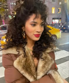 Side Curled Hair, Curly Hair Outfits Aesthetic, Curly Hair Elegant Styles, 70s Curly Hair, 90s Curly Hair, Curly Outfit, Elegant Curly Hairstyles, Artist Wardrobe, Headshot Makeup