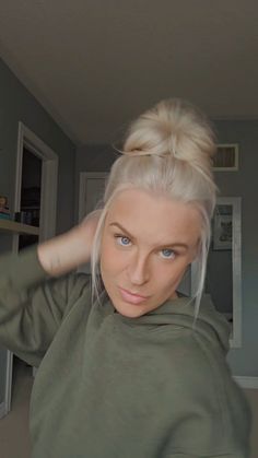 This messy bun hack makes it so easy! #messybun #bunhack #bunstyle #fasthairstyle #easymessybuns #diyhairschool #thinhair #finehair… | Instagram Messy Bun Hack, Bun Hack, Fine Hair Tips, Bun Styles, Hair And Makeup Tips, Fast Hairstyles, Hair Tutorials For Medium Hair, Hair Help