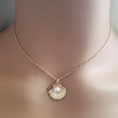 Beautiful Pearl Seashell Necklace Condition: New Material: Gold Plated Length: 17in With 3in Extender Seashell Necklace With Pearl, Shell With Pearl Necklace, Seashell Pearl Necklace, Sea Shell Necklace Aesthetic, Gold Ocean Jewelry, Pearl Shell Necklace, Sea Jewelry Aesthetic, Word Costumes, Seashell With Pearl