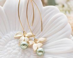 Vert sauge Pearl boucles d’oreilles avec cadeau fleur d’or, boucles d’oreilles Olivine Sage Green mariage mariée, pour maman épouse bien-aimée sœur, cadeau pour elle Green Wedding Jewelry, Green Pearl Earrings, Hot Pink Earrings, Bridal Glam, Blush Earrings, Silver Bridal Earrings, Glam Jewelry, Silver Chain Earrings, Dusty Sage