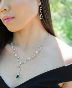 Emerald Green Christmas, Silver Prom Jewelry, Prom Jewelry Sets, Jewelry Set Gold, Silver Jewlery, Daughter Mother, Back Necklace, Prom Jewelry, Bridesmaid Jewelry Sets