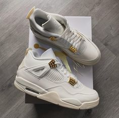 Jordan 4 Metallic Gold 💛 📷 ¿Se merecía una sesión esta preciosidad? #jordan4 #jordan4metallicgold #sneaker #sneakerhead #gold #jordan4s #photooftheday Jordan 4 Metallic, Baggy Pant, Dream Shoes, Metallic Gold, Me Too Shoes