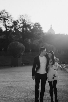 Black and white engagement photo in Paris Best Engagement Photos, Timeless Engagement Photos, Engagement Photos Ideas, Engagement Photo Shoot, Engagement Photo Ideas