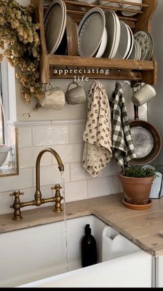 Kitchen Sink Inspiration, Salons Cottage, Sink Inspiration, Country Core, Kitchen Sink Ideas, Cottage Core Kitchen, Cottage Core Home, Cottagecore Home, Sink Ideas