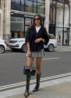 Box Pleat Mini Skirt Outfit, Outfit Ideas With Black Mini Skirt, Trendy Mini Skirt Outfits, Skirt Outfits Winter Aesthetic, Pleated Mini Skirt Outfit Winter, Skirt Outfits Boots, Sweater And Mini Skirt Outfit, Pleated Skirt Winter Outfit, Pleat Skirt Outfit