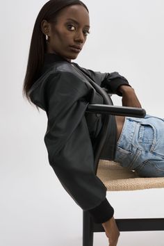 Cette veste courte en similicuir est un incontournable. Fabriquée à la perfection avec chaque détail pris en compte, cette veste classique dotée d’une touche contemporaine est une piece intemporelle. Black Sleek Cropped Jacket, Fitted Black Faux Leather Cropped Jacket, Black Single-breasted Classic Cropped Jacket, Black Single-breasted Cropped Jacket, Black Single-breasted Cropped Outerwear, Cotton Citizen, Short Loungewear, Bridal Tops, Pant Shirt