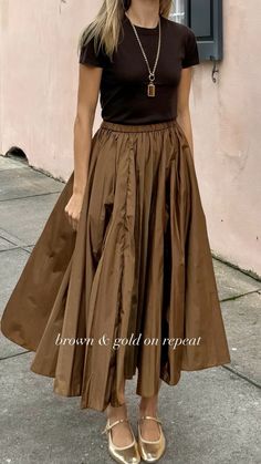 Offsite Outfit, Midi Brown Skirt Outfit, Outfit Theater, Theater Outfit, Brown Skirt Outfit, Trendy Outfit Ideas, Fashion Corner, Brown Skirt, Funny Fashion