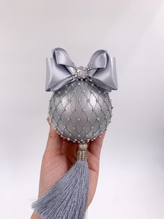 Shiny Silver Christmas ornaments with clear rhinestones in the gift box. Grey Xmas balls with crystals. Silver Christmas bulbs with decor. Decorating Boxes Ideas Gift, Window Glass Painting Designs, Simple Glass Painting Designs, Window Glass Painting, Simple Glass Painting, Purple Ornaments, Creative Corporate Gifts, Lace Ornaments, Elegant Ornaments