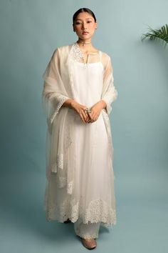 Shop for Karishma Khanduja Bareilly White Organza Kurta Set for Women Online at Aza Fashions Chiffon Kurta, Off White Anarkali, Gaurang Shah, Organza Kurta, White Anarkali, White Kaftan, Organza Suits, Daisy Embroidery, Tulle Embroidery