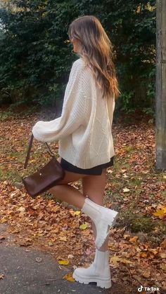 Cream Boots Outfit, Cream Sweater Outfit, Platform Boots Outfit, White Platform Boots, White Boots Outfit, Chelsea Boots Outfit, Rush Outfits, Cream Boots, Winter Boots Outfits