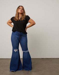 Curve Super Flared Jeans Bell Bottom Jeans Outfit Midsize, Plus Size Flare Jeans Outfits, Plus Size Bell Bottoms, Flare Jean Outfit, Back To The 70s, Simple Sweater, Super Flare Jeans