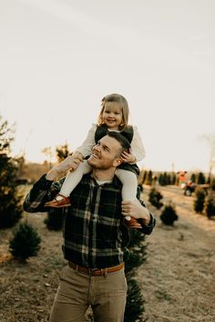 Family Christmas Photos 2020 | Home On Oak Diy Christmas Tree Farm Pictures, December Family Photos, Large Family Photo Shoot Ideas