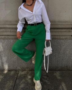 Green Pants Outfit, Long Pants Outfit, White Pants Outfit, White Shirt Outfits, New Years Outfit, Funky Outfits, Casual Day Outfits, Fashion Hacks Clothes