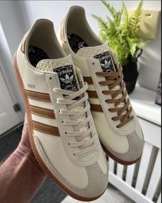 Looks Adidas, Adrette Outfits, Adidas Casual, Trendy Shoes Sneakers, Casual Lifestyle, Shoe Wishlist, Old Shoes, Hype Shoes, Shoe Inspo