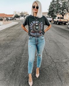 T Shirt And Heels Outfit, Shirt And Heels Outfit, Jeans Heels Outfit, Jeans Outfit Women, Look Plus Size, Casual Skirt Outfits, Hipster Outfits, Casual Jumpsuit, Tshirt Outfits