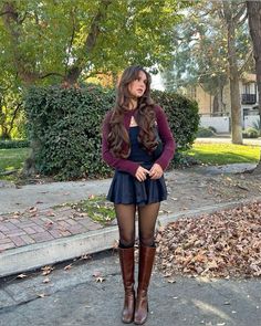 Stile Blair Waldorf, Adrette Outfits, Look Adidas, Fest Outfits, Skirt Outfits Fall, Estilo Indie, Skandinavian Fashion, Chique Outfits, Skirts With Boots