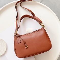 Coach C’s new women’s bag CARY crossbody bag cc438. 435 437 solid color. The brown solid color has a high-end feel, it looks a bit like a mahjong bag, coa*h cary soft European bag, a soft armpit bag, with long and short double shoulder straps that can be adjusted to switch to various styles, and the neat zipper is easy to open and close for daily use. The interior space is large, making daily storage and use stress-free! ! Simple bag design with exquisite tanned leather craftsmanship details, low-key connotation, fashionable and practical Jimei! Chong Chong Oil Duck~Material: Cowhide/PVC Leather

Size: 28×18.5×11.5 (cm) Brown Solid Color, Music Bag, Simple Bag, Multifunction Bag, Orange Backpacks, Armpit Bag, Lv Purse, Lv Shoes, Small Tote Bag