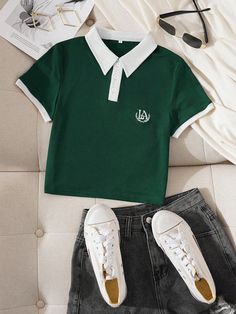 Verde Escuro Casual Collar Manga Curta Tricô de malha Bloco de cores,Letra  Embellished Elasticidade alta Polo Shirt Outfits, Cropped Polo, Green Polo Shirts, Elastic Waistband Pants, Letter Embroidery, Collar Tshirt, Contrast Collar, Coffee Brown, Collar Designs