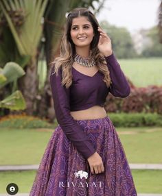 Bandhani Lehenga Blouse Designs, Choli Blauz Designs Latest, Chaniya Blouse Designs Latest, Simple Blouse Designs For Lengha, Lahaga Blouse Designs, Lehenga With Collar Blouse, New Choli Design 2023 Simple, Skirt And Crop Top Indian Simple, Crop Top Outfits Lehenga