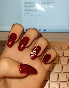 Red Nails Festive, Christmas Nails Red Glitter Ombre, Christmas Nails Biogel, Present Design Nails, Red Nail Designs For Short Nails, Xmas Nail Inspiration, Christmas Nails Bow Presents, Sparkly Red Nail Designs, Nails With Christmas Bow