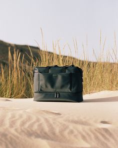 Made from water-resistant nylon twill with vegan leather details, the Metro Weekender in Carbon Black effortlessly takes you from city streets to undulating sand dunes. @byorianasenia
#Monos #JourneyOn #MonosTravel #MetroCollection #MetroWeekender #CarbonBlack #WeekendGetaway #Travel #TravelCompanion #TravelLover #Bags #PackYourBags #Design #IntentionalDesign