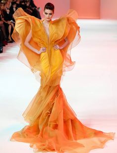 Runway Gowns, Collection Couture, Stephane Rolland, Katniss Everdeen, Miuccia Prada, Fashion Inspiration Design, Fashion Week Runway, Mode Inspiration, Fashion Sketches