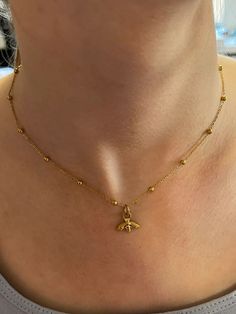 This chain necklace is smashing. Can be worn daily with any kind of outfit. #beependant #animalpendantnecklace #weddinggift #fashiontip Gold Chain Jewelry Women, Chunky Choker Necklace, Silver Choker Necklace, Chunky Chain Necklaces, Ball Chain Necklace, Bee Necklace