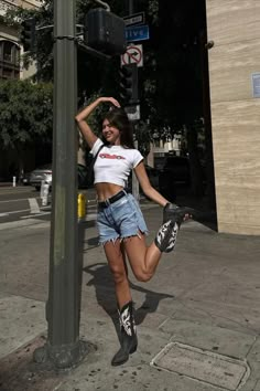 Texas Vacation Outfits, Outfit Ideas Spring Break, Short Outfit Ideas, Boot Outfit Ideas, Outfit Cowboy Boots, Summer Boots Outfit, Tennessee Outfits, Outfit Cowboy, Texas Vacation