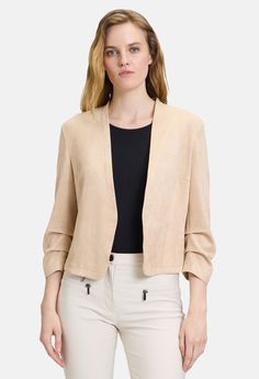 A basic to fall in love with. This chic blazer jacket is perfect for every occasion. It has a short fit and an elegant 3/4 sleeve with gathers. The jacket is made of a pleasant material mix, which makes it comfortable to wear and offers good wearing comfort. The design of the jacket is simple and plain, which makes it versatile.Sleeve length3/4 sleeveVelour