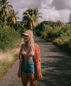 Summer Beach Girl, Style Inspo Summer, Surfergirl Style, Outer Banks Outfits, Summer Outfit Beach, Surf Girl Style, School Aesthetics, 90s Surf, Girl Surfer