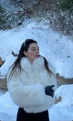 Ski Aesthetic Kendall Jenner Aesthetic Winter, Kendall Jenner In The Snow, Aspen Kendall Jenner, Kardashian Aspen Outfits, Kardashians Skiing, Kardashians In Aspen, Ski Winter Aesthetic, Kendall Jenner Ski Outfit, Kendall Jenner Skiing