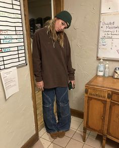 Flagstaff Winter Outfits, Rei Employee Outfit, Mid90s Clothes, Tan Curdory Pants Outfit, Athletic Masc Outfits, Cool Skater Outfits, Winter Crunchy Outfits, Granola Layering Outfits, Outfits With Beanies Women