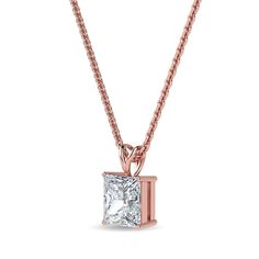 Este colgante de diamante princesa solitario presenta un hermoso diamante en una canasta. Esta pieza es perfecta para cualquier ocasión añadiendo una sutil elegancia a tu look.