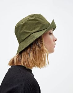 Bucket Hats Women Outfit, Green Bucket Hat, Outfit Minimalist, Bucket Hat Summer, Pork Pie Hat, Bucket Hat Women, Pull N Bear, Mood Board Fashion