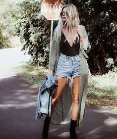 Find More at => http://feedproxy.google.com/~r/amazingoutfits/~3/2C5nQrgHcpI/AmazingOutfits.page Salty Blonde, Chique Outfits, Pastel Outfit, Paris Mode, Outfit Jeans, Denim Short, Summer Outfits Women, Festival Outfit, Black Top