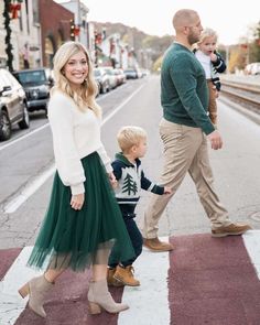 Family Christmas Outfit Ideas, Christmas Card Outfits, Outfit Ideas Stylish, Winter Family Photoshoot, Photoshoot Dresses