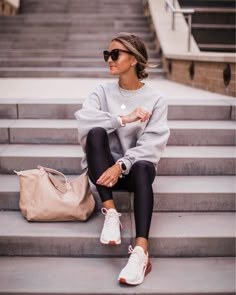 Gray Sweatshirt Outfit, Lauren Kay Sims, Modele Fitness, Look Legging, Legging Outfits, Elegante Casual, Athleisure Fashion, Athleisure Outfits