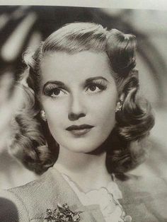 Discover the most beautiful 1930s hairstyles for women that are trending back as modern hair trend. You will love these evergreen haircuts for sure. Cabelo Pin Up, 1930s Hair, 40s Hairstyles, 1940s Women, Vintage Hairstyles Tutorial, 1940s Woman, 1940s Hairstyles, Veronica Lake, Pin Curls