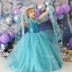 Hier ist unser Frozen Elsa Geburtstagskleid, perfekt für Geburtstagsfeiern, Elsa gefrorene Themenpartys, Festzüge, Fotoshootings und andere Anlässe für Kleinkinder und Mädchen. Dieses bezaubernde Elsa Geburtstagskostüm haben wir selbst entworfen und hergestellt, handgefertigt mit Liebe aus hochwertigstem Paillettenstoff, Satin, Kristalltüll und griechischem Tüll, mit einem eingebauten Petticoat. Das Frozen Elsa Kostüm ist mit Strasssteinen und einer Schneeflocken Brosche verziert und hat einen l Frozen Birthday Dress, Elsa Frozen Costume, Birthday Costume, Tulle Cape, Elsa Birthday, Elsa Costume, Girls Costumes, Devil Costume, Frozen Theme Party