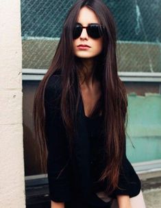 Coupe cheveux longs raides hiver 2016 - Coiffure cheveux longs : 60 coupes de cheveux longs pour un look canon - Elle: Dark Purple Hair Color, Long Purple Hair, Dark Purple Hair, Scene Girl, Hair Color Purple, Grunge Hair, Crazy Hair, Great Hair