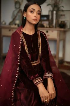 Velvet Outfit, Embroidery Organza, Kashmiri Embroidery, Zardosi Embroidery, Red Kurta, Velvet Set