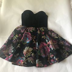 Giving Me Jenny From Gossip Girl Vibes After She Goes Dark/Grunge Vibes. Never Worn Out Just Tried On! Size Small But Better Suited For Smaller Bra Sizes Since It Can Be A Bit Tighter Up There With The Corset Fitted Top. Perfect Vintage Looking, Goth-Ish Type Vibe? Not Sure How To Describe But Really Special Dress Multicolor Lined Mini Dress For Party, Lined Multicolor Mini Dress For Party, Party Multicolor Lined Mini Dress, Lined Purple Mini Dress For Party, Gossip Girl Vibes, Baroque Floral, Minkpink Dress, Small Bra, Velvet Corset