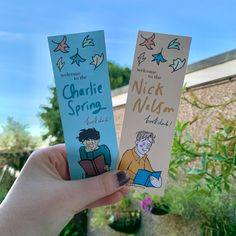 2 bookmarks presenting the 2 main characters of Heartstopper, Nick Nelson and Charlie Spring reading books. Heartstopper Bookmark Ideas, Heart Stopper Bookmark, Heartstopper Bookmark Print, Heartstopper Nick