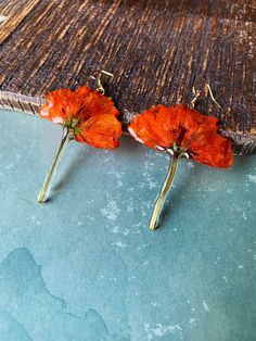 "Add some sunshine to your life with these lovely bright poppy earrings! This beautiful earring is made from real pressed orange poppies, preserved in jewelry grade, eco-friendly resin , 14K golden filled hooks. This is an unique idea for a special gift for someone or a treat for yourself . **Length: about 2.5\" **Materials: - Real hand pressed poppy - Jewelry grade resin - 14k golden filled wire hook ---Notice--- -Since each flower and leaf is different, there is no guarantee that you will rece Dried Poppy Jewelry, Preserved Flower Earrings, Resin Leaf Earrings, Poppy Jewelry, Resin Flower Jewelry, Diy Resin Earrings, Poppy Earrings, Real Flower Earrings, Ethereal Jewelry